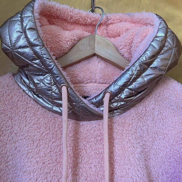 NWT UGG Loyra Pink and Gold Sherpa Metallic Hoodie Size M 100% authentic - Picture 3 of 6